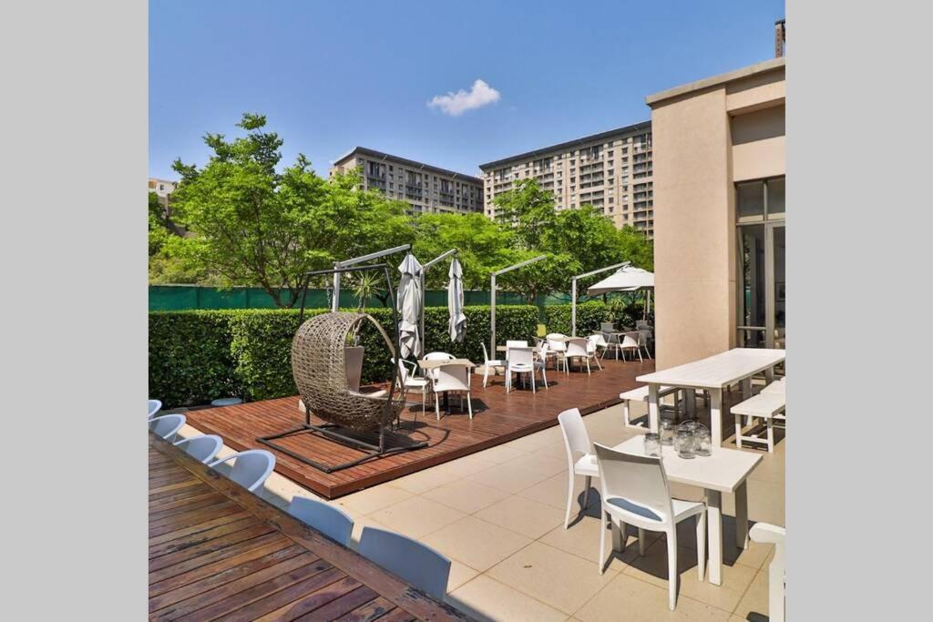 Dante'S Sandton Skye Apartment Johannesburg Exterior photo